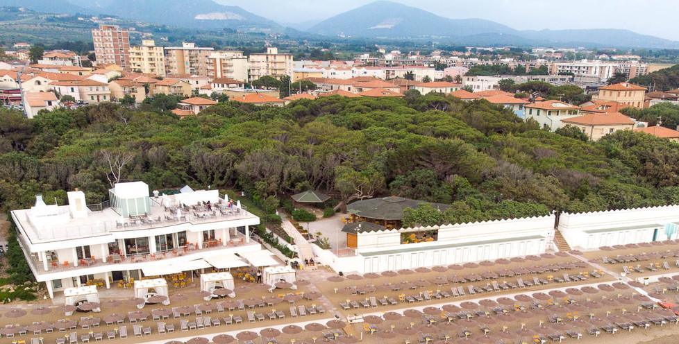 Una veduta dello stabilimento balneare e del parco del Paradisino a San Vincenzo