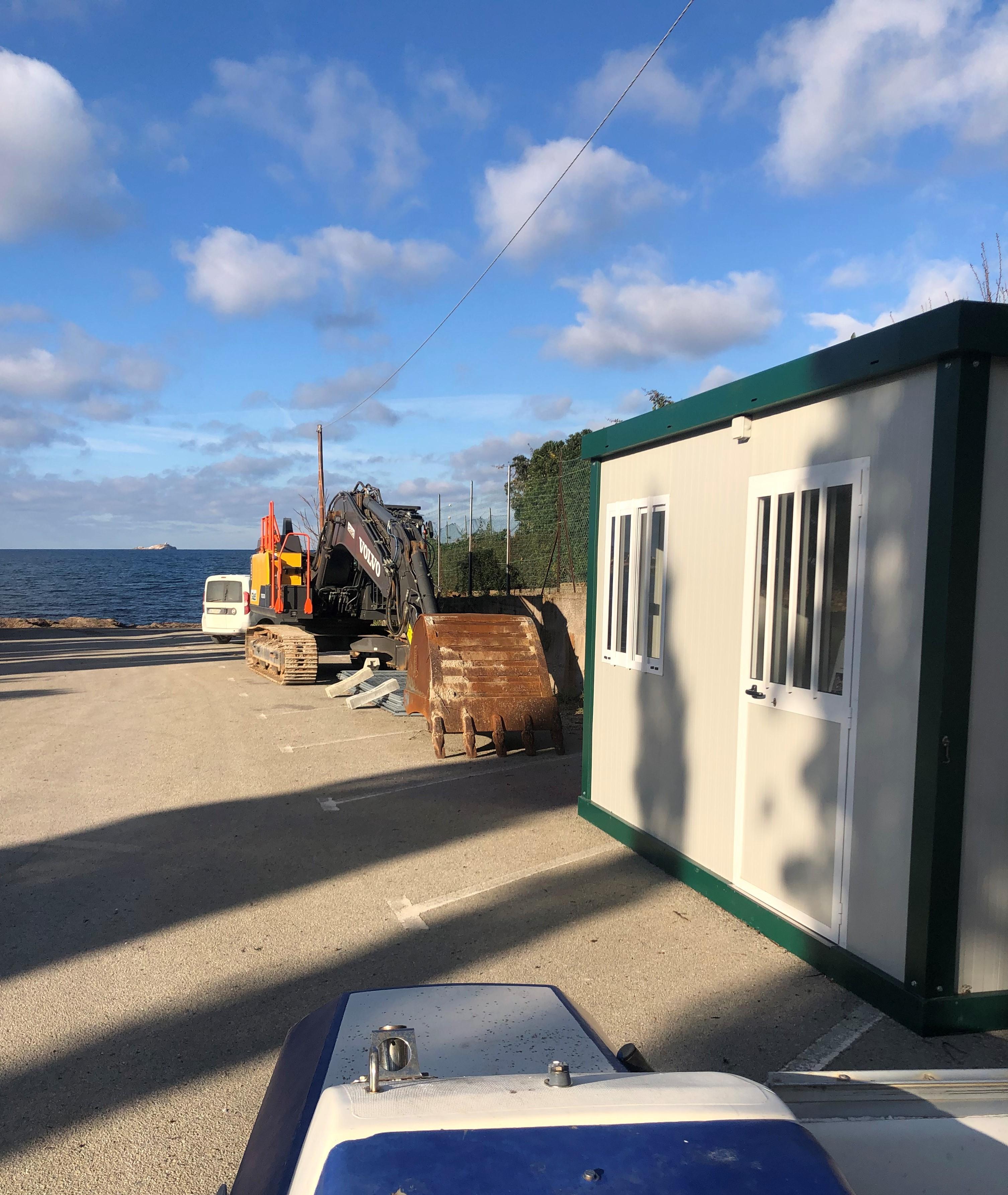La benna arrivata ieri davanti alla spiaggia di Magazzini dove sono cominciati i lavori