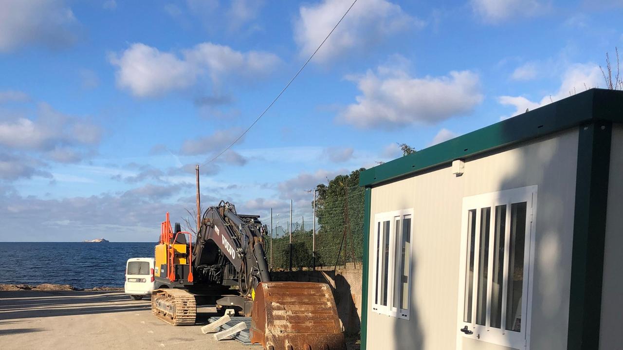 La benna arrivata ieri davanti alla spiaggia di Magazzini dove sono cominciati i lavori