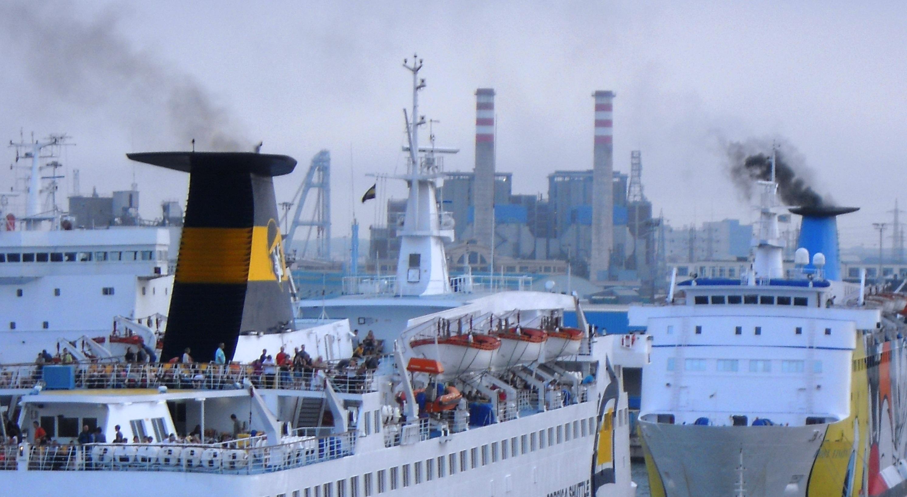 le emissioni dai fumaioli di alcuni traghetti nel porto