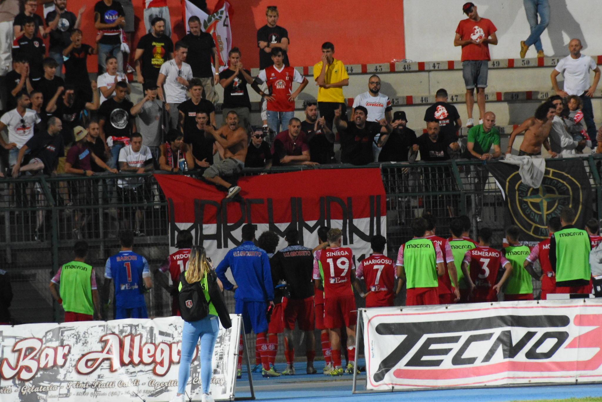 «Vi siete fatti minacciare dai tifosi»: tutti i calciatori del Grosseto multati dalla giustizia sportiva