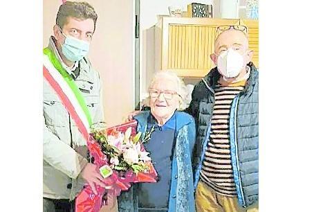 In festa per Lucia che compie  102 anni 