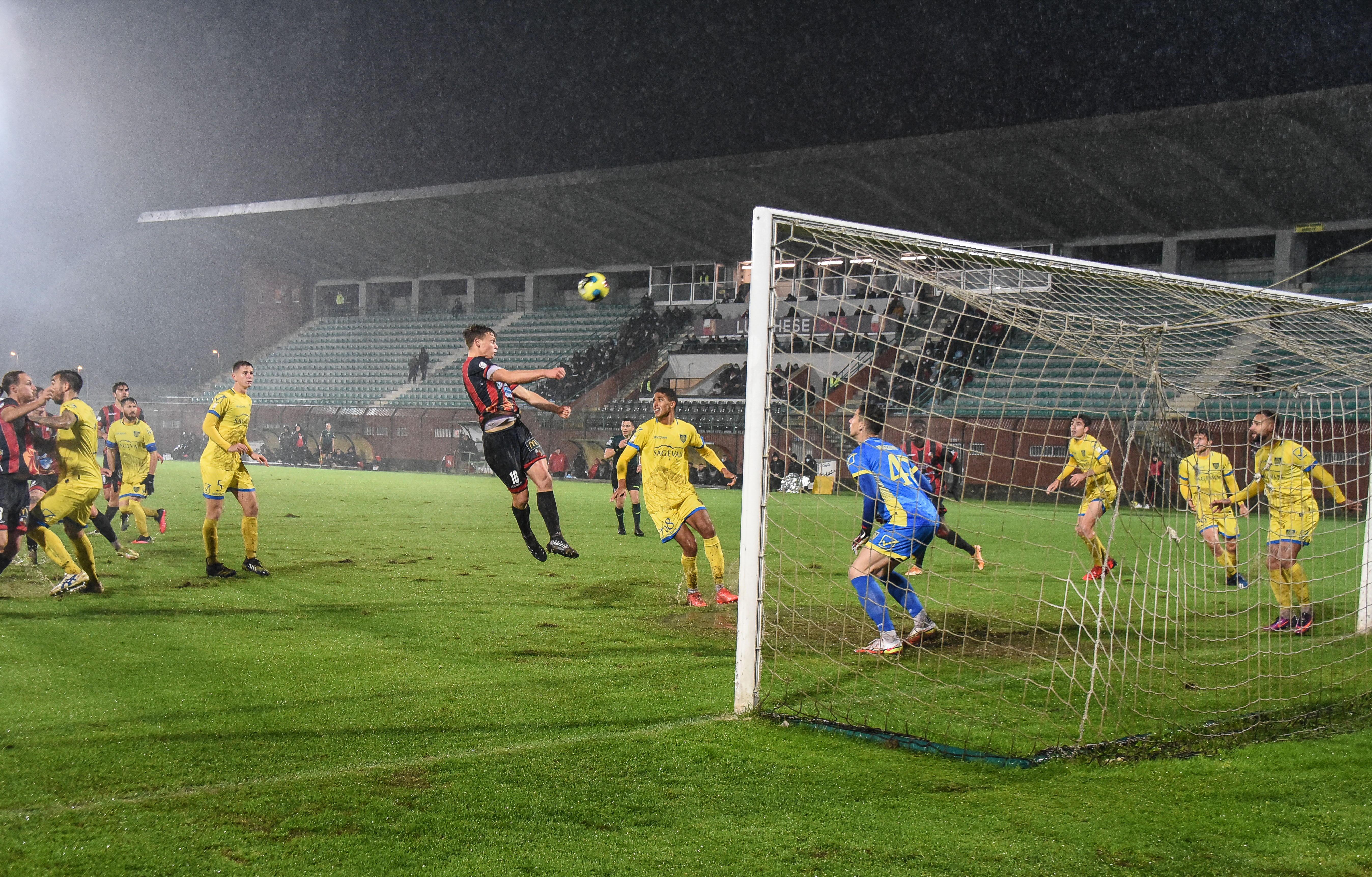Lucchese-Carrarese finisce 0-0