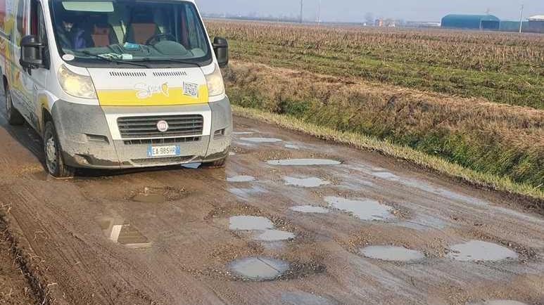 Castelfranco, troppe buche sulla strada e il postino va ko