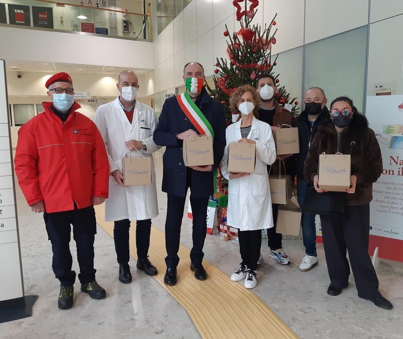 Il sindaco consegna panettoni