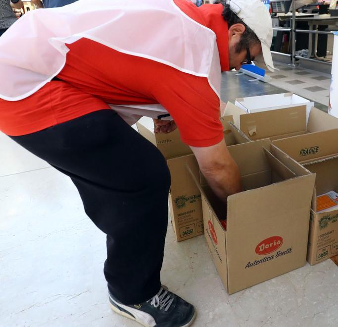 Volontari Caritas e Conad insieme per le spese di Natale 