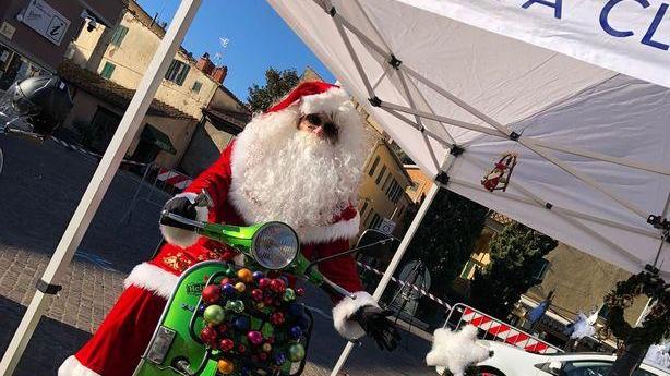 I Babbi Natale in sella alle Vespe portano gioia sulle colline di Tirli