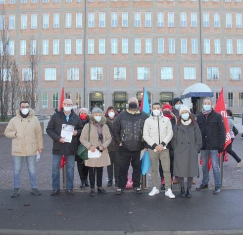 Protesta davanti all’ospedale «Basta con i tagli alla sanità»