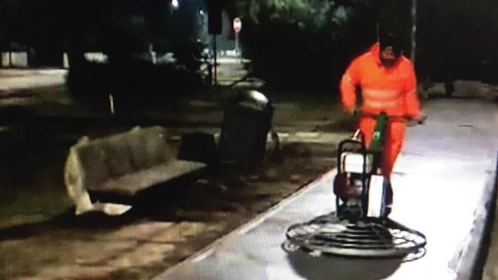 Operai al lavoro anche di notte per il rifacimento della piazza