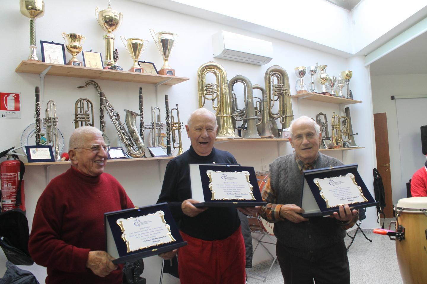 La banda Columbano premia i suoi componenti veterani