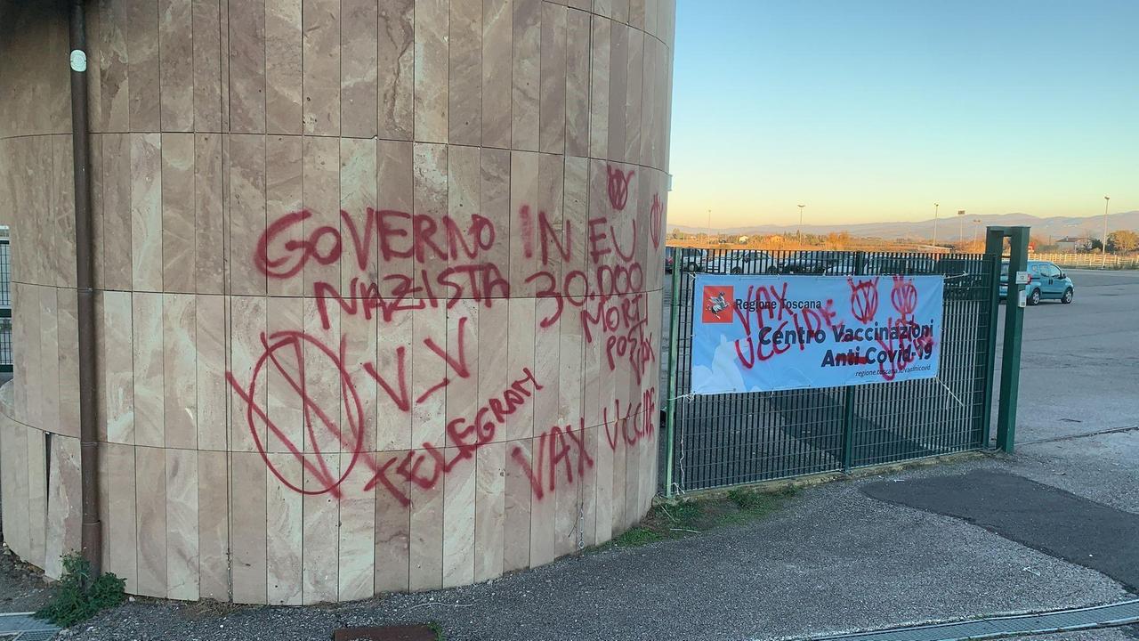 Le scritte no-vax apparse stamani, 16 dicembre, al centro vaccinale provinciale di Braccagni