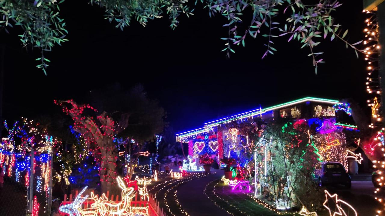 A Pietrasanta i nonni addobbano la casa con 150mila luci di Natale: «Lo facciamo per amore nei nipoti» - Video