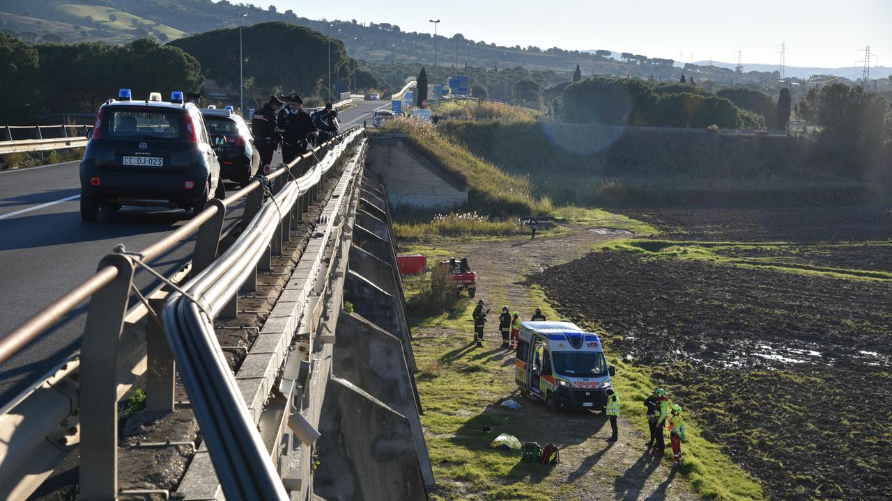 Il luogo della tragedia: soccorritori e forze dell'ordine al lavoro (Foto AgenziaBF)