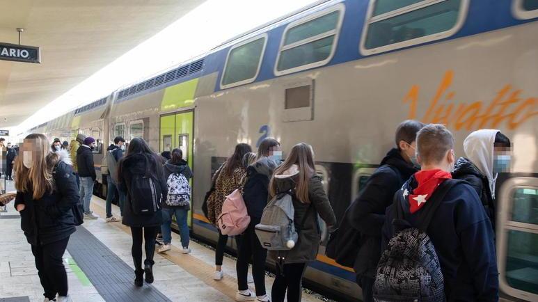 Chiede di indossare le mascherine sul treno: pendolare aggredita. Ecco il suo racconto