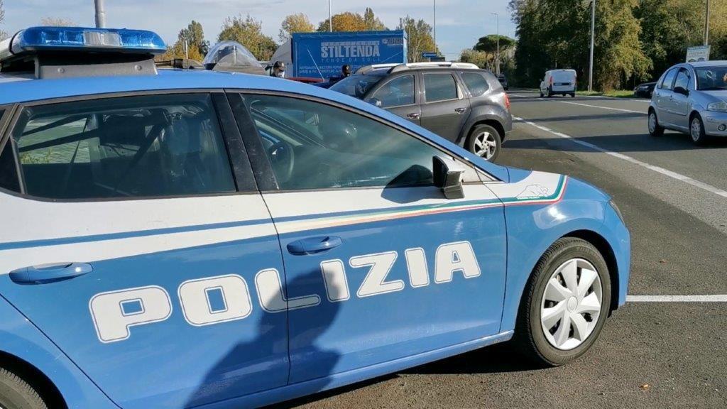 In auto a Viareggio con la merce rubata al centro commerciale: quattro indagati 