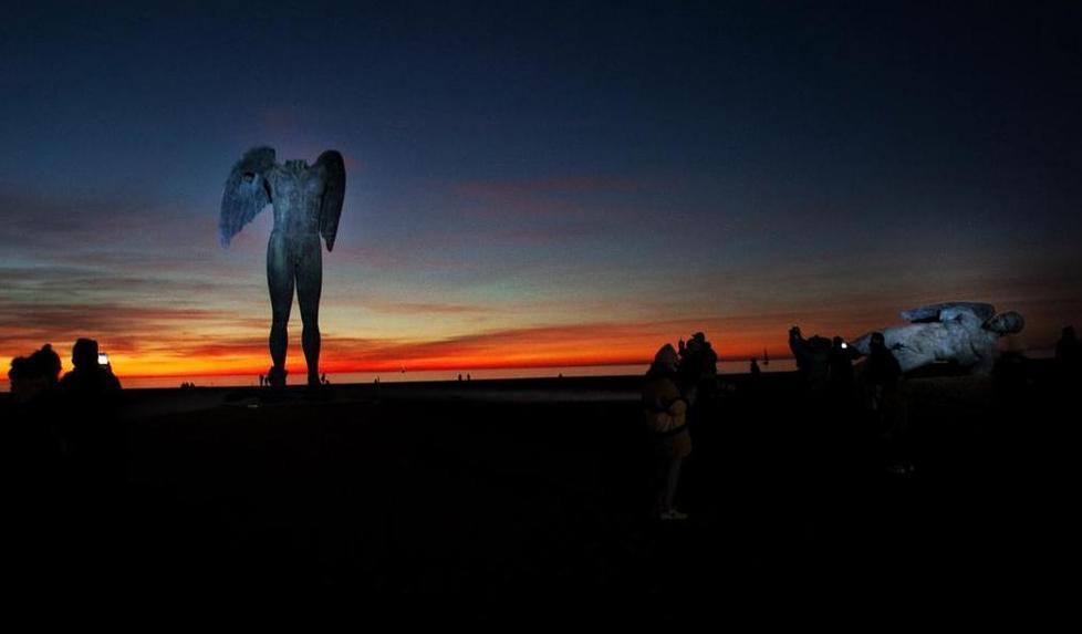 Tramonto mozzafiato in Passeggiata a Viareggio per il benvenuto ai due bronzi di Mitoraj 