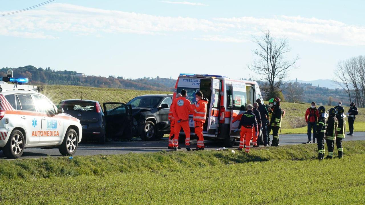 Scontro frontale tra tre auto a Ponsacco: muore una donna, gravi i due figli che erano con lei