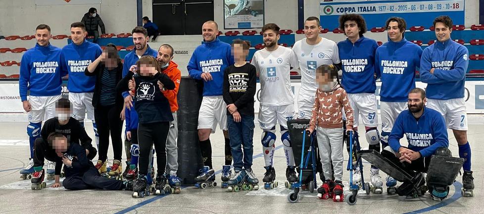 I giocatori del Follonica Hockey insieme ai bambini dell'associazione Biglie Sciolte