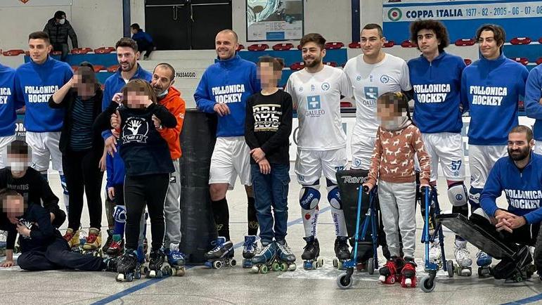 I giocatori del Follonica Hockey insieme ai bambini dell'associazione Biglie Sciolte