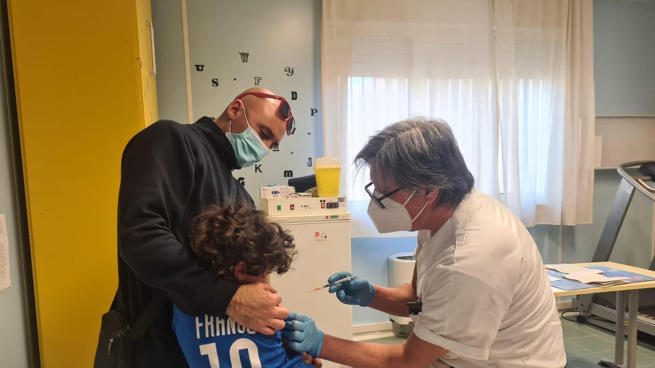 Il primo bambino a vaccinarsi a Grosseto, nella giornata di giovedì 16 dicembre