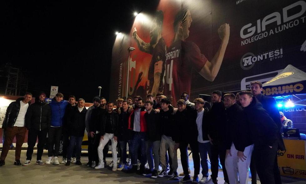 La squadra granata e lo staff tecnico davanti al maxi telo per celebrare i 110 anni del Pontedera (Foto Franco Silvi)