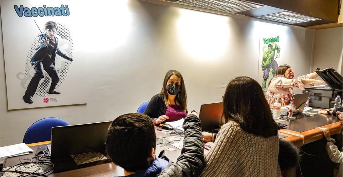 Un'immagine dell'hub di Cagliari aperto per le vaccinazoni pediatriche