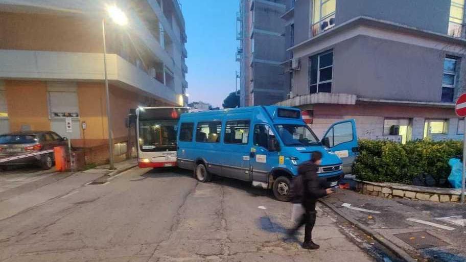 Caos al capolinea dei bus Rimane ferita un’autista