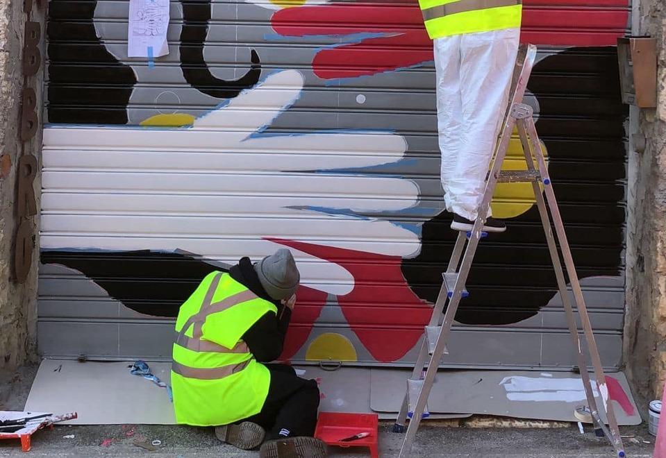 Le saracinesche di via Carriona diventano opere di street art 