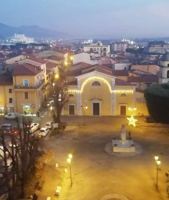 Avenza, luminarie “fai da te” in piazza 