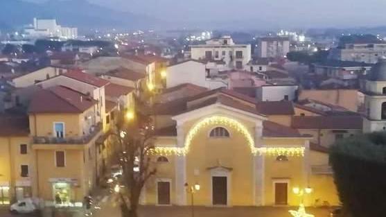 Avenza, luminarie “fai da te” in piazza