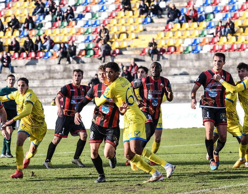 Senza reti l’epilogo del derby infinito La Lucchese non sfonda il muro apuano 