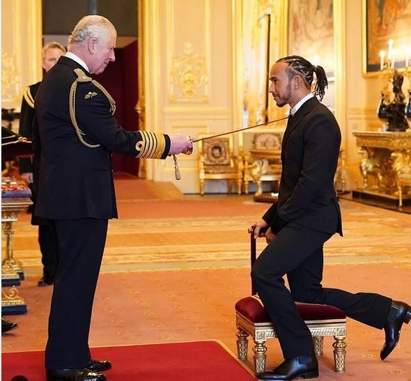 Ecco “sir” Lewis Hamilton Cerimonia col principe Carlo 