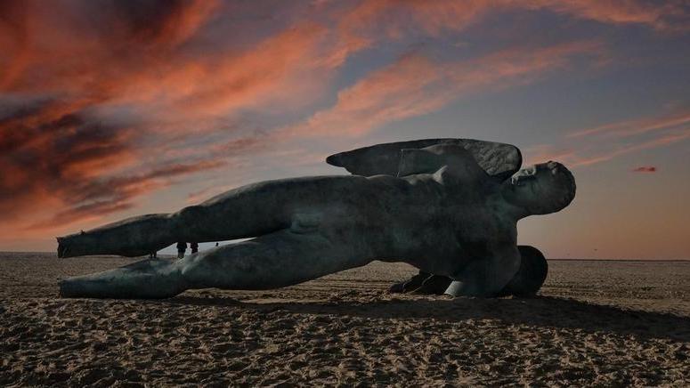 Lo splendore delle sculture di Mitoraj sulla spiaggia
