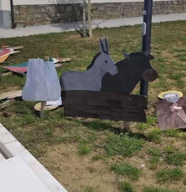 Vandali accaniti sul presepe di legno 