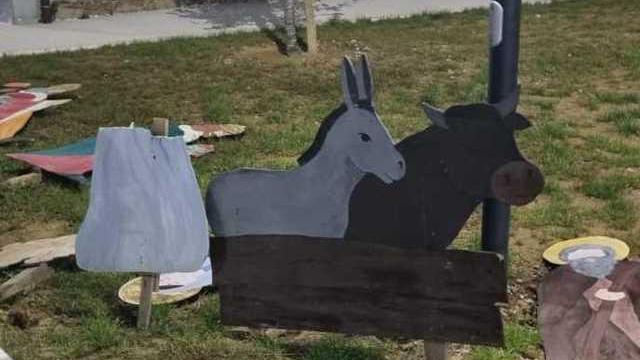 Vandali accaniti sul presepe di legno
