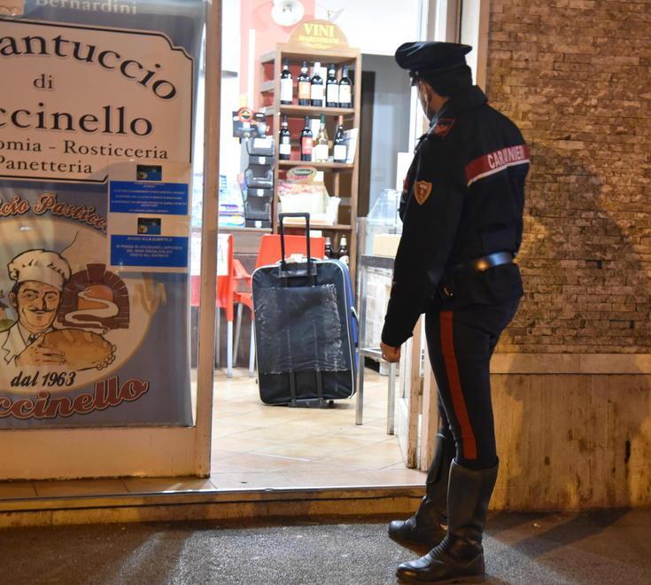 «Allarme bomba» Ma nella valigia ci sono solo rifiuti 