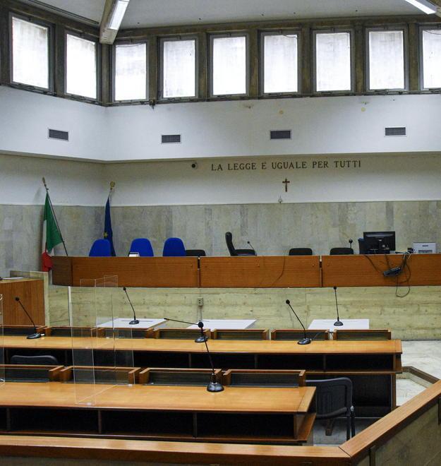 Marito, moglie e figlia: imputati su fronti opposti