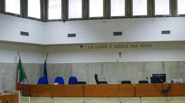 Marito, moglie e figlia: imputati su fronti opposti