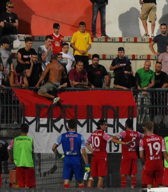 Multati tutti i giocatori del Grifone «Dovevano allontanarsi dalla curva» 