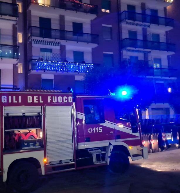 Vigili del fuoco in azione per le fiamme in una casa