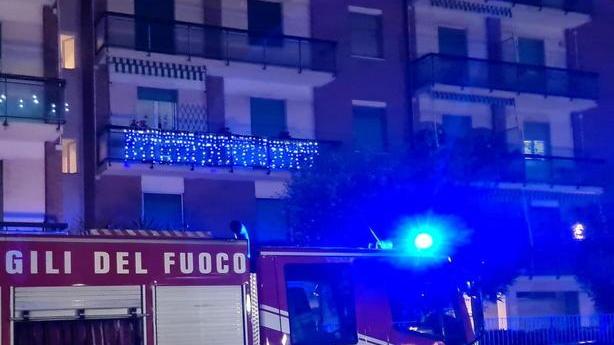 Vigili del fuoco in azione per le fiamme in una casa
