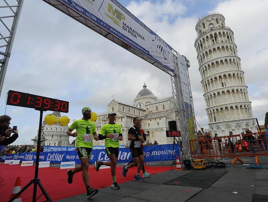 L’esercito dei podisti marcia su Pisa In duemila al via della Maratona 