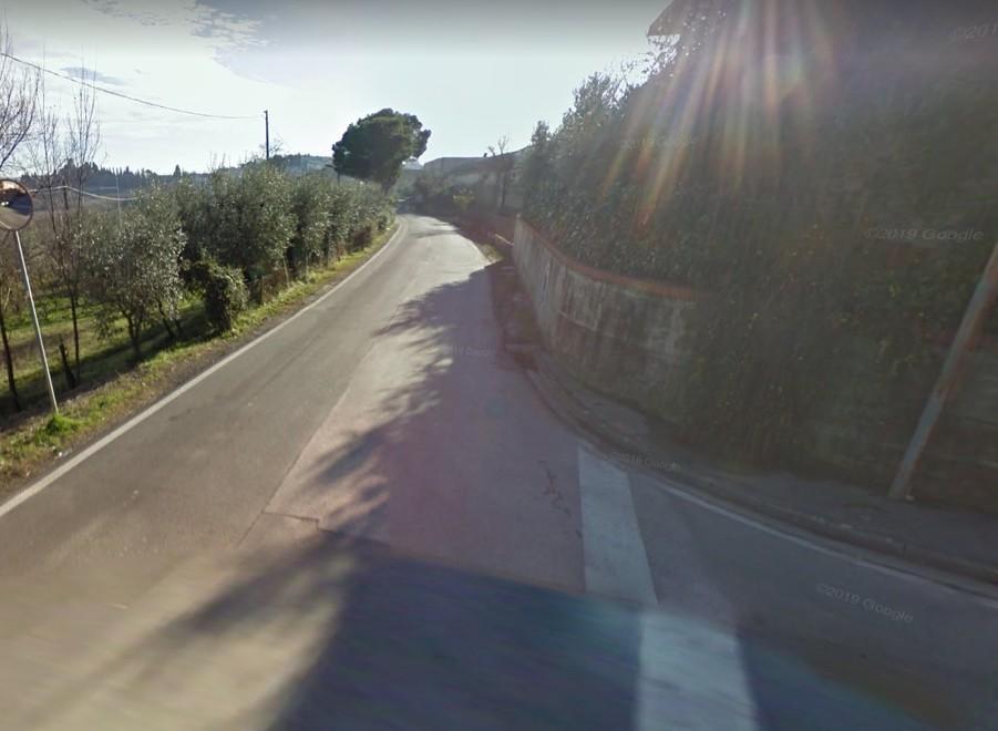 Scontro con un camion Grave un ottantenne in sella a una Vespa 
