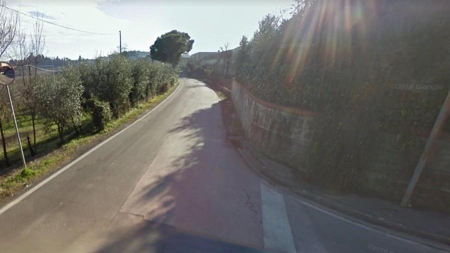 Scontro con un camion Grave un ottantenne in sella a una Vespa