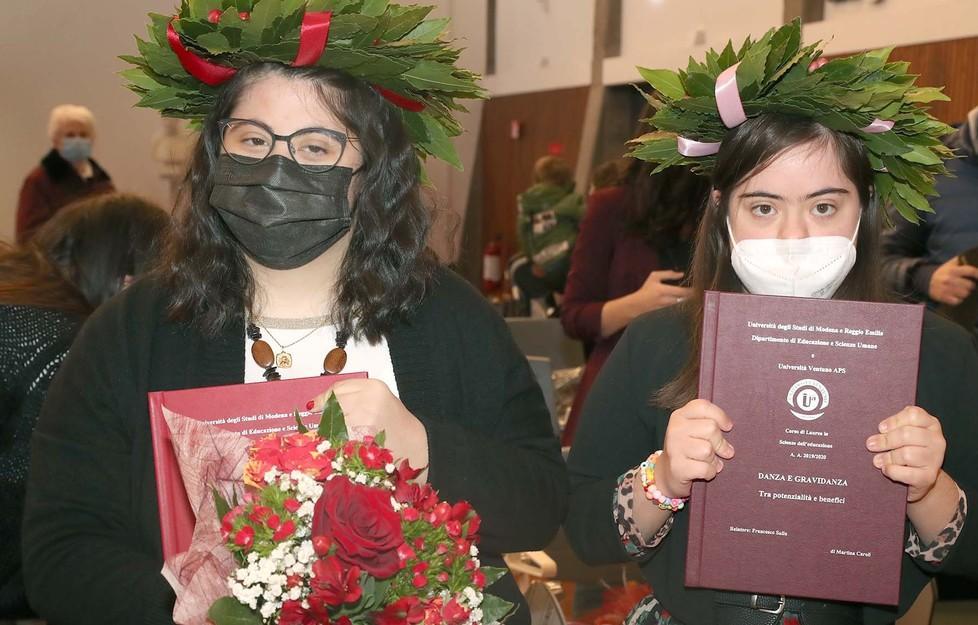 Corona in testa e la tesi tra le mani per tre giovani diversamente abili 