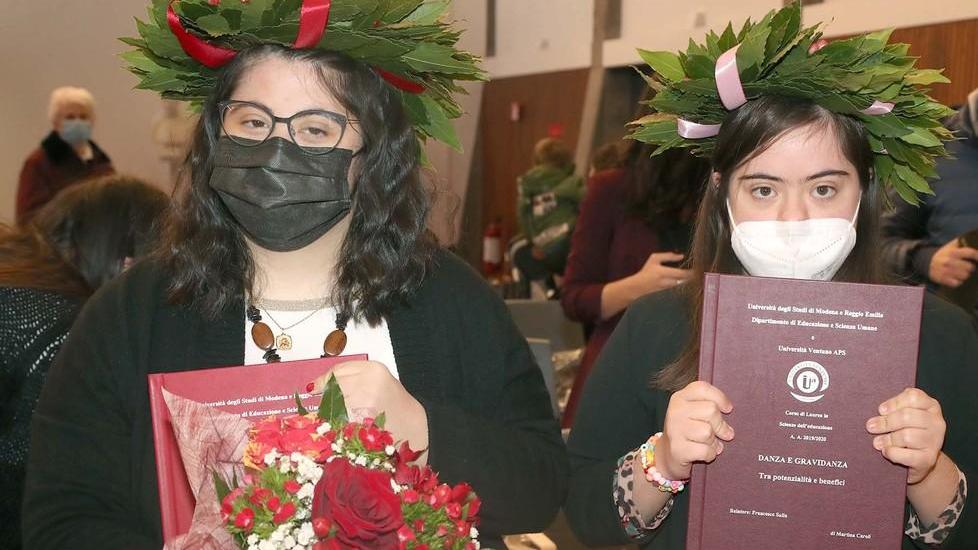 Corona in testa e la tesi tra le mani per tre giovani diversamente abili