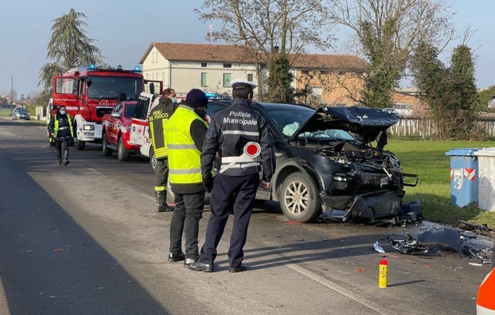 Frontale tra auto e autocarro Due feriti e strada bloccata