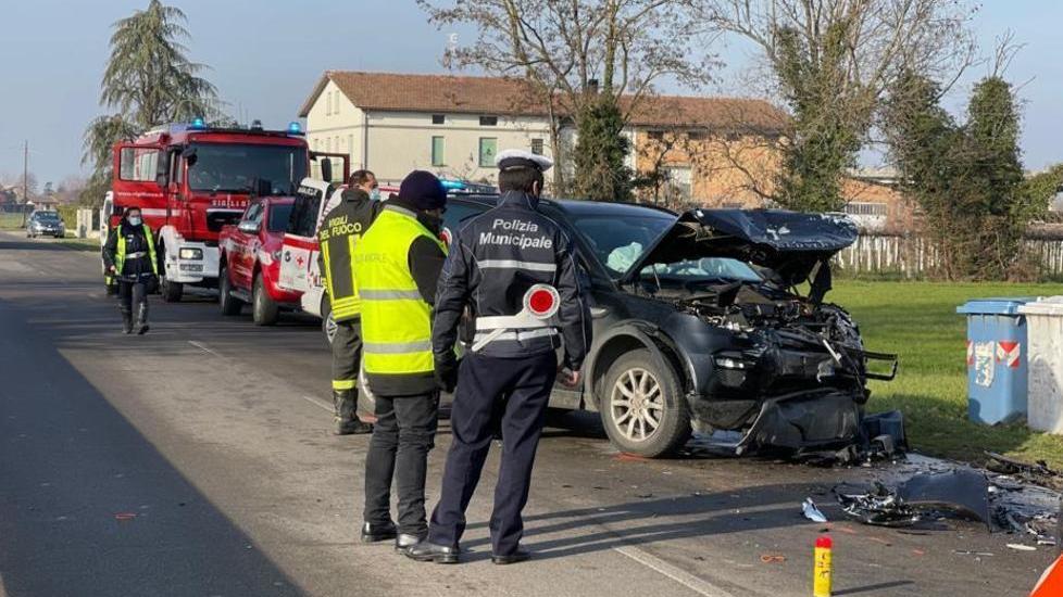 Frontale tra auto e autocarro Due feriti e strada bloccata
