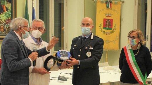 Un defibrillatore per i vigili