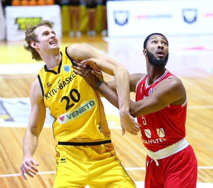 Colpaccio della Unahotels al supplementare Mikael Hopkins beffa il Kiev al fotofinish 